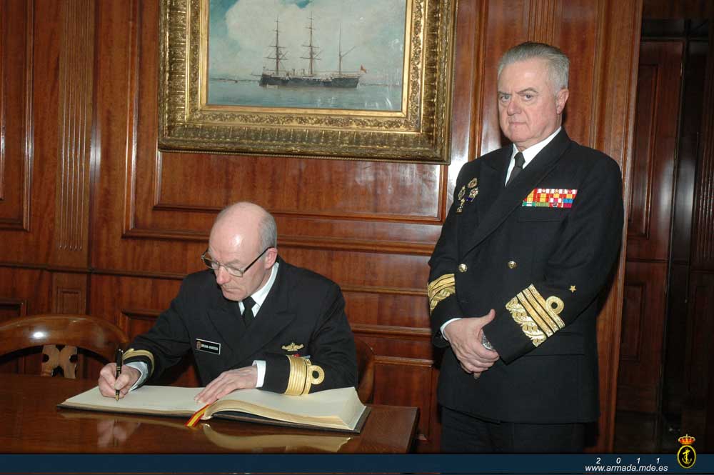 El almirante Haakon firma en el Libro de Honor.